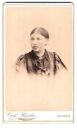 Fotografie Carl Hüseler, Schleswig, Stadtweg 147, Portrait bildschöne junge Frau mit Brosche am Kleiderkragen