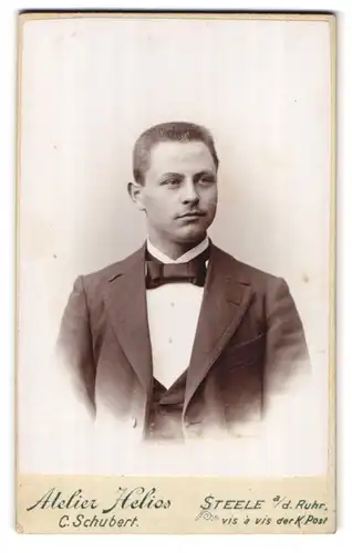 Fotografie C. Schubert, Steele / Ruhr, Portrait junger charmanter Mann mit Fliege im Jackett