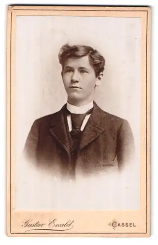 Fotografie Gustav Ewald, Cassel, Portrait hübscher junger Mann mit Krawatte im Jackett