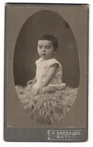 Fotografie A. Dressler, Gotha, Gartenstrasse, Portrait süsses kleines Mädchen im weissen Kleidchen