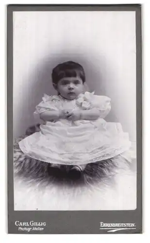 Fotografie Carl Gillig, Ehrenbreitenstein, Portrait süsses kleines Mädchen im gerüschten Kleidchen