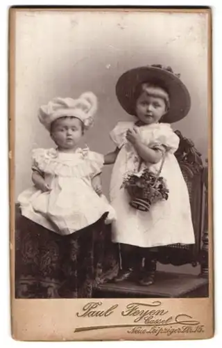 Fotografie Paul Feyen, Cassel, Neue Leipzigerstr. 15, Portrait zwei süsse kleine Mädchen mit Mütze und Hut