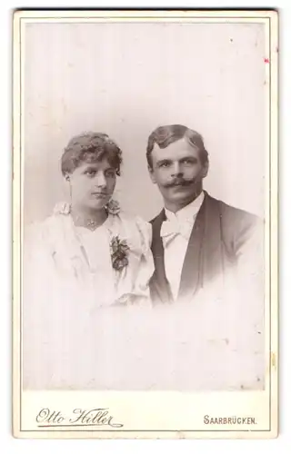 Fotografie Otto Hiller, Saarbrücken, Portrait eines elegant gekleideten jungen Paares