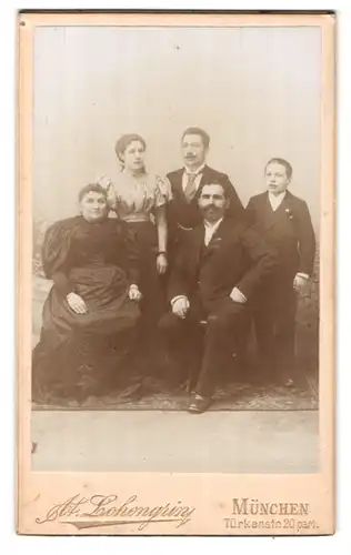 Fotografie C. Berne, München, Türkenstr. 20, Portrait einer elegant gekleideten Familie mit Buben