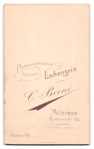 Fotografie C. Berne, München, Türkenstr. 20, Portrait einer elegant gekleideten Familie mit Buben