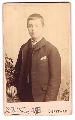 Fotografie W. H. Fawn, Deptford, 13 Evelyn Street, Portrait niedlicher Bube im eleganten Anzug