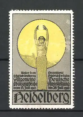 Reklamemarke Heidelberg, Allgemeine photographische & Deutsche Ausstellung 1912, Fräulein hebt die Arme