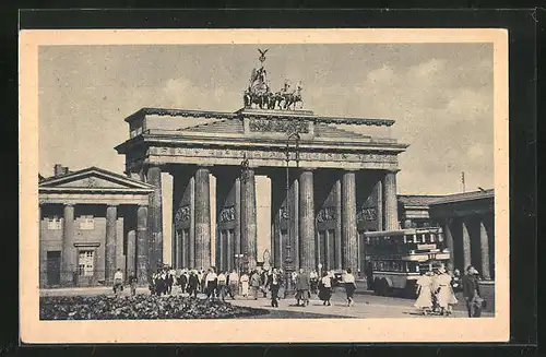 AK Berlin, Passanten und Autobus am Brandenburger Tor