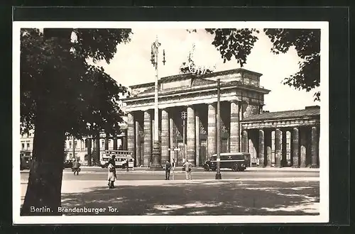 AK Berlin, Autobusse verkehren vor dem Brandenburger Tor