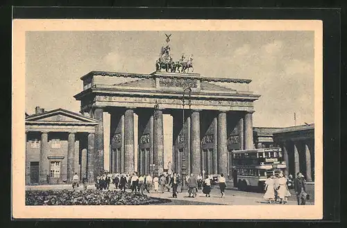 AK Berlin, Passanten und Autobus am Brandenburger Tor