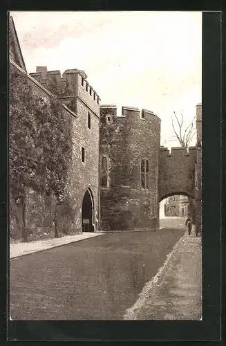 AK Tower of London, view along the Outer Ward