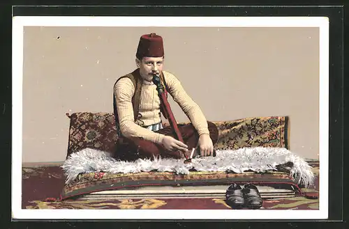 AK Bosnier mit Pfeife auf dem Teppich sitzend
