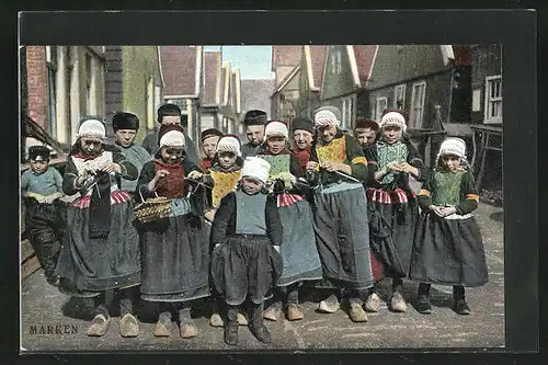 AK Marken, Kinder in niederländischer Tracht mit Sticknadeln und Wolle