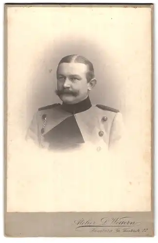 Fotografie Ateleir D. Wettern, Hamburg, Gr. Theaterstr. 22, Portrait Förster in Uniform mit Moustache