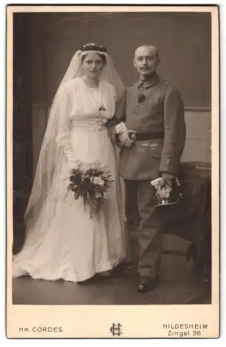 Fotografie Hr. Cordes, Hildesheim, Zingel 36, Soldat in Feldgrau Uniform Rgt. 79 mit Pickelhaube, Kriegstrauung 1917