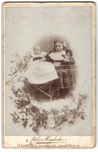 Fotografie Ottmar Heydecker, Hamburg, Steinstr. 147, Portrait Kinder in Kleidern mit Puppe in der Hand