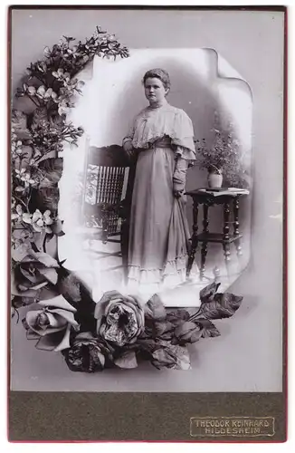 Fotografie Theodor Reinhard, Hildesheim, Goslarschestr. 23, Portrait junge Frau im Kleid mit Rüschenkragen