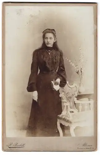 Fotografie R. Prinzibill, Altona, Reichenstr. 18, Portrait Mädchen im schwarzen Kleid mit Bibel zur Kommunion