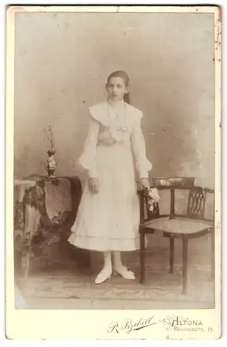 Fotografie R. Przibill, Altona, Reichenstr. 18, Portrait junges Mädchen im weissen Kleid mit Blumen zur Kommunion