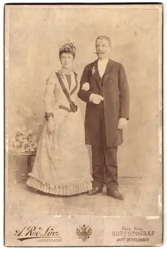 Fotografie A. Red, Linz, Landstr., Portrait Brautpaar im Hochzeitskleid, Mann im Anzug mit Zwirbelbart