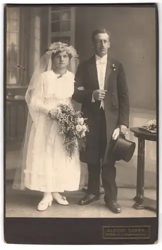 Fotografie Albert Schiek, Posen, am Bismarckplatz, Portrait Hochzeitspaar im Kleid mit Schleier und Zylinder