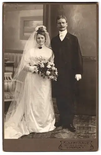 Fotografie Albert Nave, Hildesheim, Ostertor 7, Portrait Hochzeitspaar im Kleid mit Schleier, Mann mit Zwicker Brille