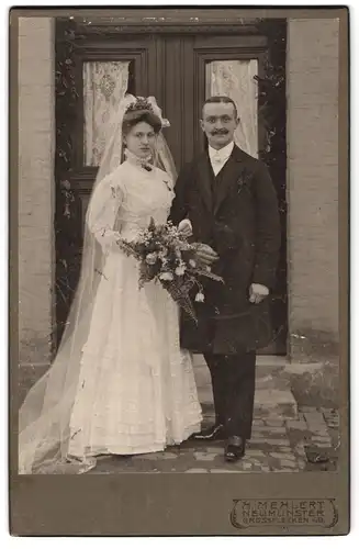 Fotografie H. Mehlert, Neumünster, Grossflecken 49, Portrait Ehepaar im Hochzeitskleid mit Schleier und Mann im Anzug