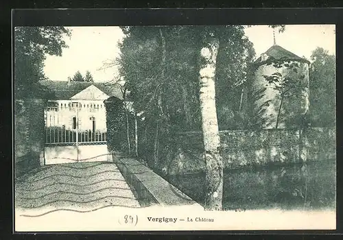 AK Vergigny, am Eingangstor zum Schloss