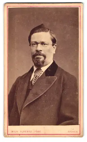 Fotografie Wilh. Olbertz, Aachen, Comphausbadstr. 29, Portrait Herr im Anzug mit Schlips und Brille