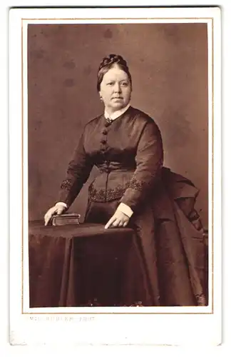 Fotografie Emil Bühler, Mannheim, B.7.N.1. Ludwigs-Str. 34, Portrait Dame im Biedermeierkleid mit hochgestecktem Zopf