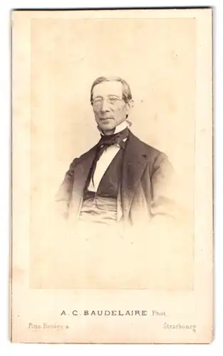 Fotografie A. C. Baudelaire, Strasbourg, Rue Brulee 4, Portrait Herr im Anzug mit Fliege und Brille