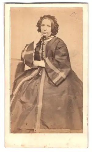 Fotografie Falkenstein, Strasbourg, Rue Merciere 8, Portrait ältere Frau im Biedermeierkleid mit Haube