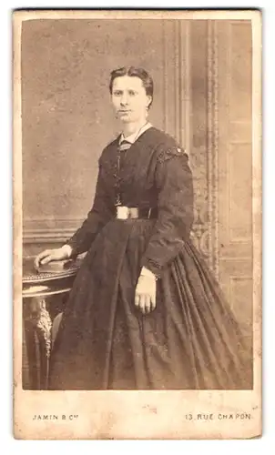 Fotografie Jamin & Cie., Paris, Rue Chapon 13, Portrait junge Frau im Biedermeierkleid mit Gürtel