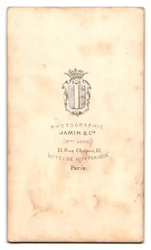 Fotografie Jamin & Cie., Paris, Rue Chapon 13, Portrait junge Frau im Biedermeierkleid mit Gürtel