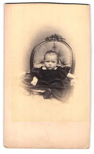 Fotografie Philipp Hoff, Frankfurt am Main, Portrait Kleinkind im schwarzen Kleid sitzt im Sessel