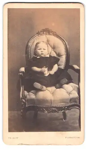 Fotografie Phil. Hoff, Frankfurt a. M., Portrait Kleinkind im dunklen Kleid auf einem Stuhl sitzend