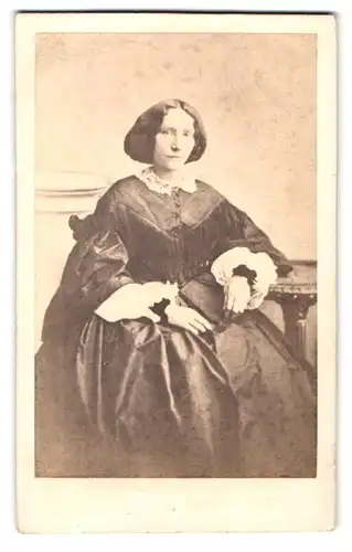 Fotografie Fotograf und Ort unbekannt, Portrait ältere Frau im Biedermeierkleid mit zurückgebundenen Haaren