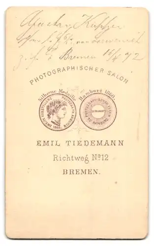 Fotografie Emil Tiedemann, Bremen, Richtweg 12, Portrait junger Mann im Anzug mit Fliege und hoher Stirn