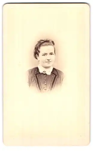 Fotografie E. Hering, Wiesbaden, Wilhelmstr., Portrait junge Frau im Biedermeierkleid mit Rüschenkragen