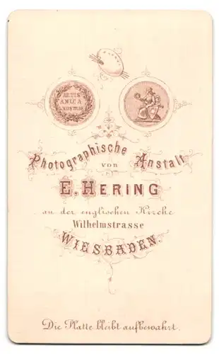 Fotografie E. Hering, Wiesbaden, Wilhelmstr., Portrait junge Frau im Biedermeierkleid mit Rüschenkragen