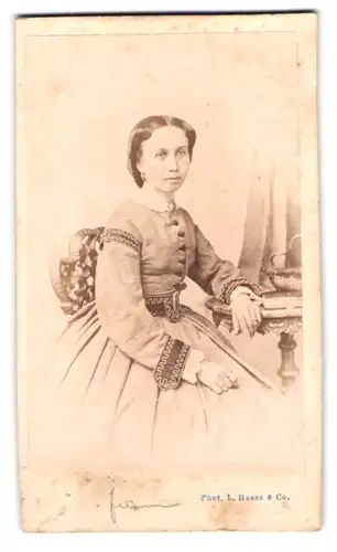 Fotografie L. Haase & Comp., Berlin, Friedrichstr. 178, Portrait junge Frau im Biedermeierkleid mit Rüschenkragen