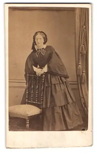 Fotografie Fotograf und Ort unbekannt, Portrait Dame im Biedermeierkleid mit Haube