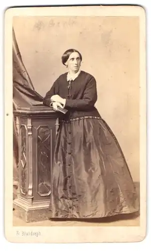 Fotografie Fr. Brandseph, Stuttgart, Portrait ältere Dame im Biedermeierkleid mit Jäckchen