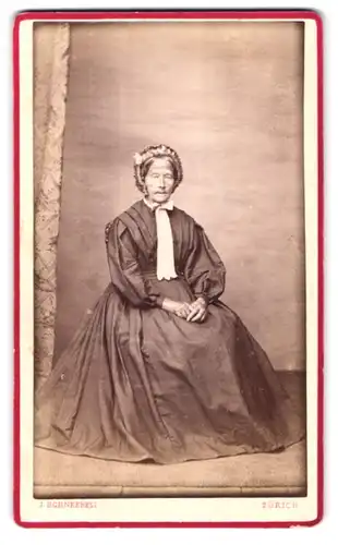 Fotografie J. Schneebeli, Zürich, Storchengasse 8, Portrait alte Frau im Biedermeierkleid mit Haube