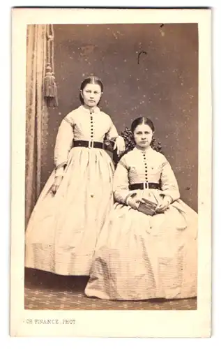 Fotografie Ch. Finance, Saint-Dié-des-Vosges, Portrait Schwestern im karierten Kleid posieren im Atelier