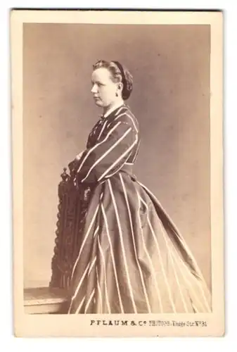 Fotografie Pflaum & Co., Berlin, Königsstr. 31, Portrait Dame im gestreiften Kleid mit zurückgebundenen Haaren