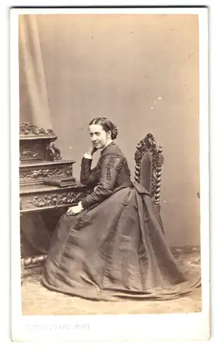 Fotografie Cles Jacquard, Sedan, Portrait Dame im gestreiften Kleid mit Zopf schaut über die Schulter