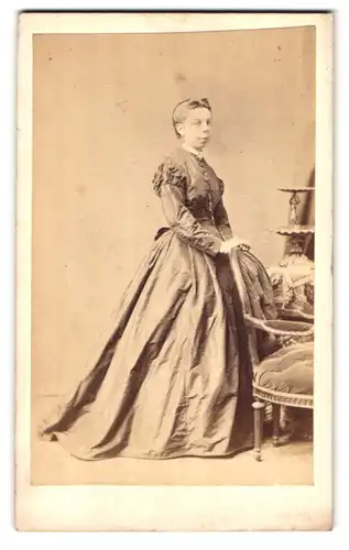 Fotografie J. Schäfer, Frankfurt am Main, Hochstr. 40, Portrait Frau im Biedermeierkleid lehnt an einem Stuhl