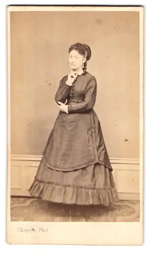 Fotografie Chapelle, Paris, Rie de Grand Prieure 12, Portrait junge Frau im Biedermeierkleid mit Locken