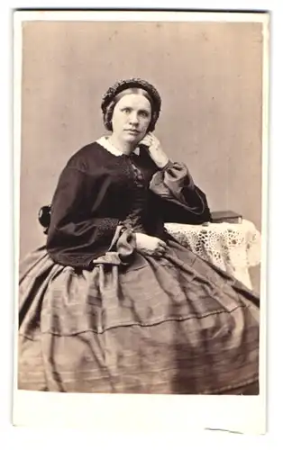 Fotografie J. Lundbergh, Stockholm, Urvädersgatan 4. Portrait schwedin in Biedermeierkleid mit Bolero